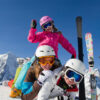 Groupe de jeunes filles au ski