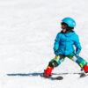 Petit garçon qui ski