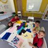 Groupe d'enfants en atelier bricolage