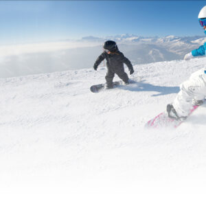 Descente de piste par des ados en snowboard organise par la colo Neige et Soleil