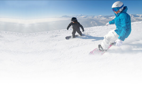 Descente de piste par des ados en snowboard organise par la colo Neige et Soleil