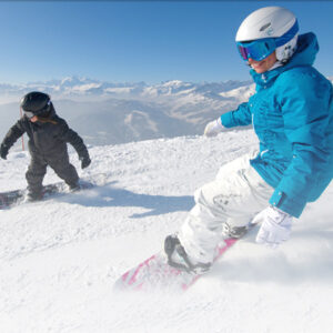 Descente de piste par des ados en snowboard organise par la colo Neige et Soleil