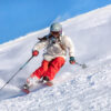 Adolescente en pleine descente d'une piste de ski dans la station de Val-Cenis