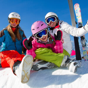 Trois adolescentes en journée ski ou snowboard avec la colo Neige et Soleil de Bramans