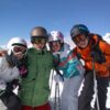 Groupe de jeunes faisant du ski