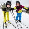 Deux ados en journée ski de piste