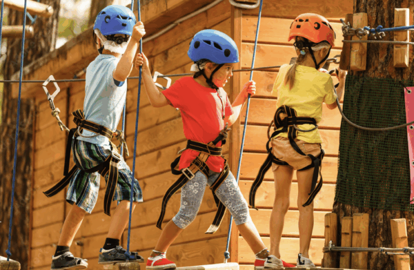 Sortie Accrobranche en Haute Maurienne avec les enfants du centre de vacances neige et soleil