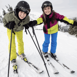 Deux ados en journee ski de piste avec le centre de vacances Neige et Soleil sur le domaine skiable de Val-Cenis