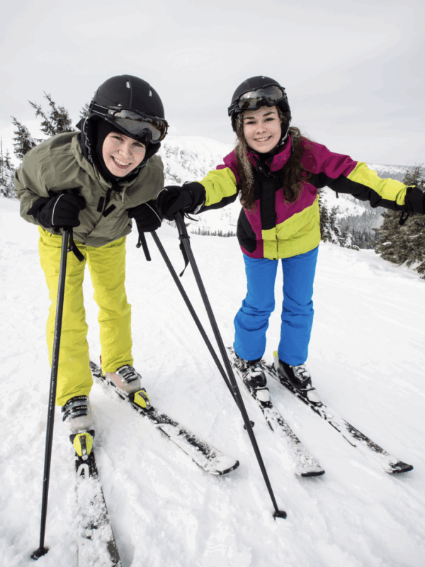Deux ados en journee ski de piste avec le centre de vacances Neige et Soleil sur le domaine skiable de Val-Cenis