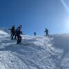 Descente piste de ski entre copains