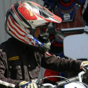 Deux ados entierement equipes en stage motocross dans le centre de vacances Neige et Soleil