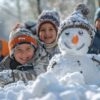 Enfants souriants jouant dans la neige avec un bonhomme de neige