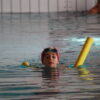 Séance de natation en piscine couverte