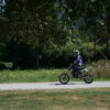Un ado sur une motocross en pleine seance