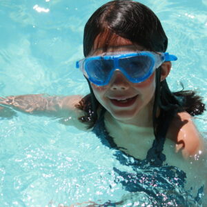 Petit fille dans la piscine de la colonie de vacances