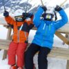Enfants assis sur un banc en attendant le cours de ski