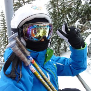 Enfant au ski pour les vacances d'hiver ou de Noël