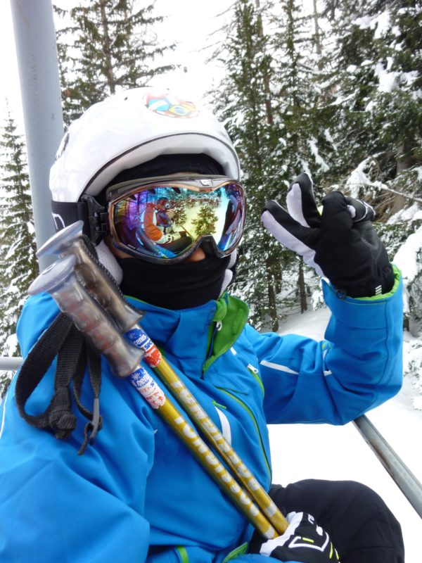 Enfant au ski pour les vacances d'hiver ou de Noël