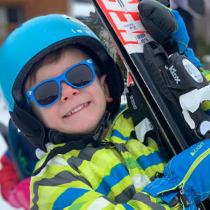 Colonie de vacances au ski pour les jeunes enfants de 4 à 6 ans. Première fois au ski