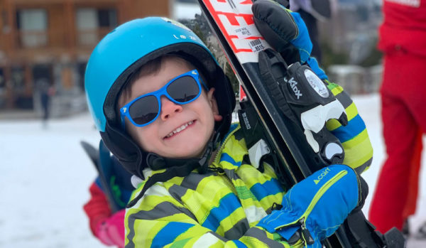 Colonie de vacances au ski pour les jeunes enfants de 4 à 6 ans. Première fois au ski
