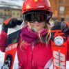 Petit fille avec son équipement de ski