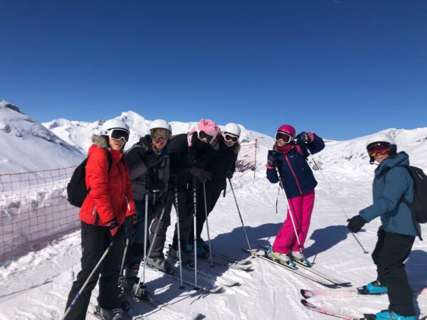 Groupe ados en sortie ski de piste avec le village-club Neige et Soleil