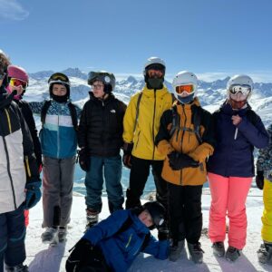 Groupe d'ados qui ski en Haute Maurienne