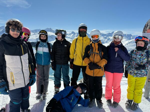 Groupe d'ados faisant du ski alpin en Haute Maurienne avec le centre de vacances Neige et Soleil