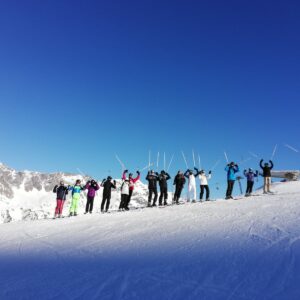 Groupe d'ados faisant du ski alpin en Haute Maurienne avec le centre de vacances Neige et Soleil
