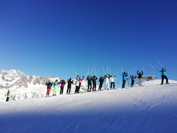 Groupe d'ados faisant du ski alpin en Haute Maurienne avec le centre de vacances Neige et Soleil