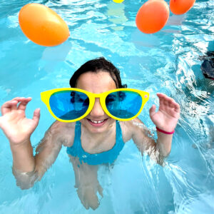 Enfant colonie ete piscine