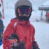 Portrait d'un ado sous la neige au ski