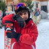 Portrait petit garçon qui tient ses skis