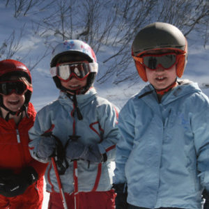 Colonie de vacances au ski pour enfants, en Savoie, France.