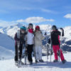 Jeunes enfants et adolescents en vacances au ski, sports d'hiver