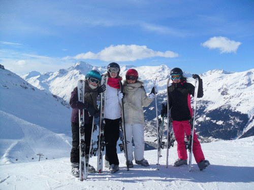 Jeunes enfants et adolescents en vacances au ski, sports d'hiver à Val Cenis, en Savoie