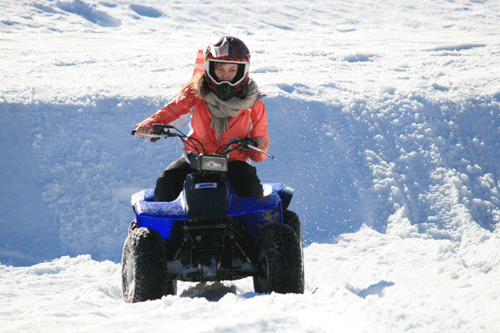 Colonie de vacances pour adolescents spéciale ski et quad sur neige
