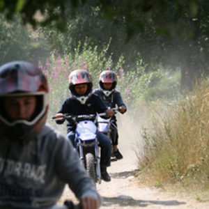 enfants sur moto-cross, colonie de vacances deux roues