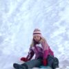 Petit fille faisant de la luge