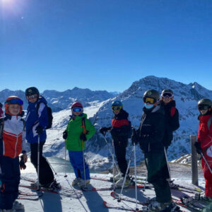 La photo represente un groupe de pre-ados en sortie ski alpin au Lac du Mont Cenis