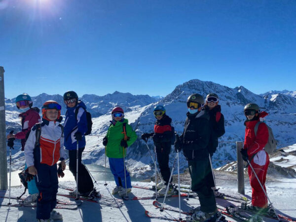 La photo represente un groupe de pre-ados en sortie ski alpin au Lac du Mont Cenis