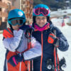 Deux enfants après leur cours de ski