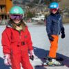 Deux filles prêtent pour partir à leur cours de ski
