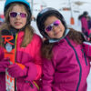 Deux petites filles après leur cours de ski