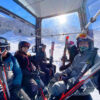 Photo de groupe dans une télécabine de ski