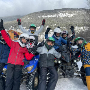 Groupe d'enfants faisant du quad sur la neige à Bramans en Savoie avec le village-club Neige et Soleil