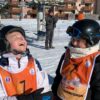 Enfants en cours de ski qui rigolent