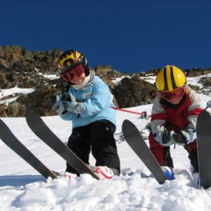 2 garçons prêt pour dévaler la piste de ski