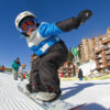 Enfants prêt pour faire du snowboard