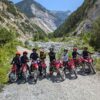 Groupe d’adolescents entierement equipes, posant avec leurs motos sur un chemin de montagne en Haute Maurienne durant l'ete